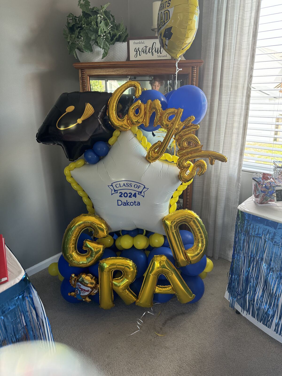 A gold and white congrats grad balloon marquee stack